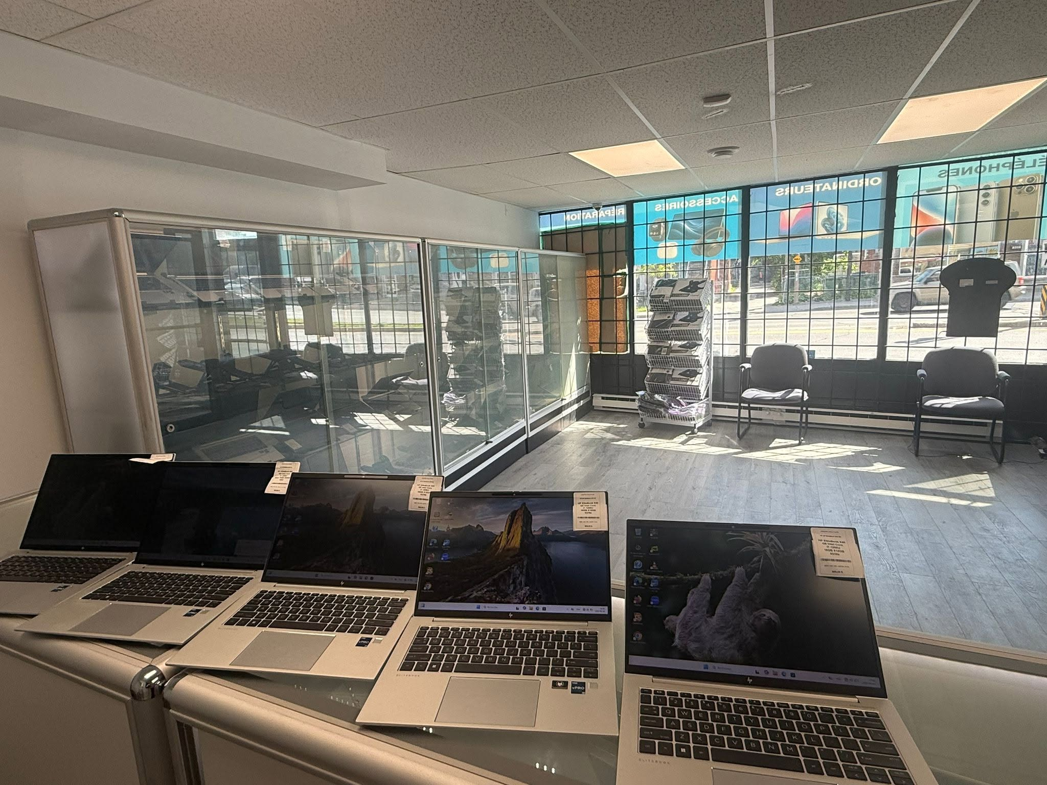 Téléphones et ordinateurs exposés chez OrdiPro Solutions à Montréal