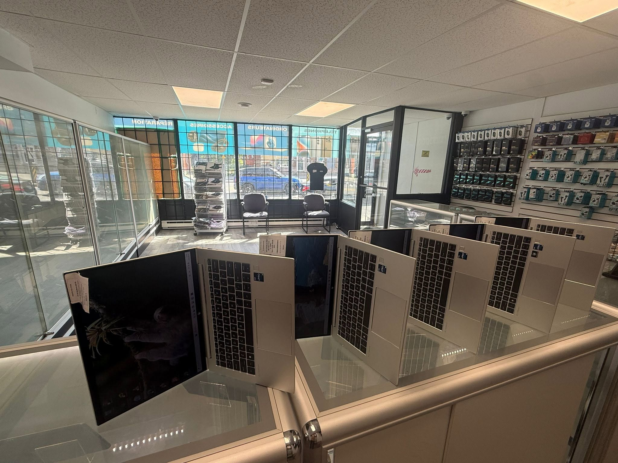 Appareils et accessoires exposés chez OrdiPro Solutions à Montréal