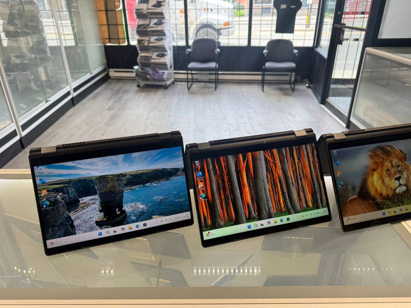 Tablets and devices displayed at OrdiPro Solutions in Montreal